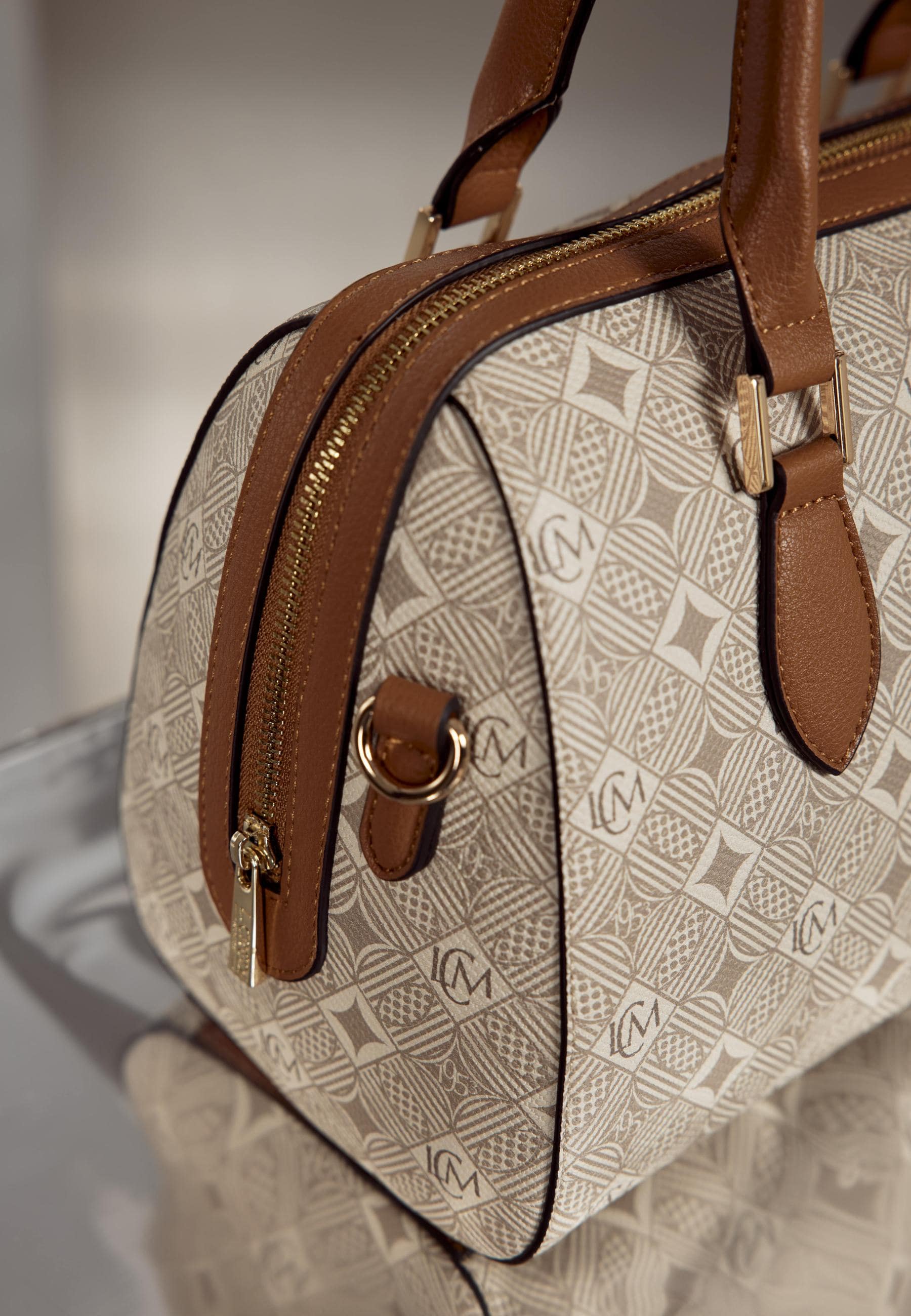Elegante stylische Henkeltasche mit Logoprint